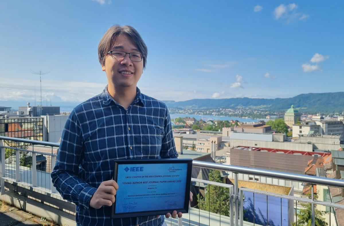 Mingzhou Yin collects his award