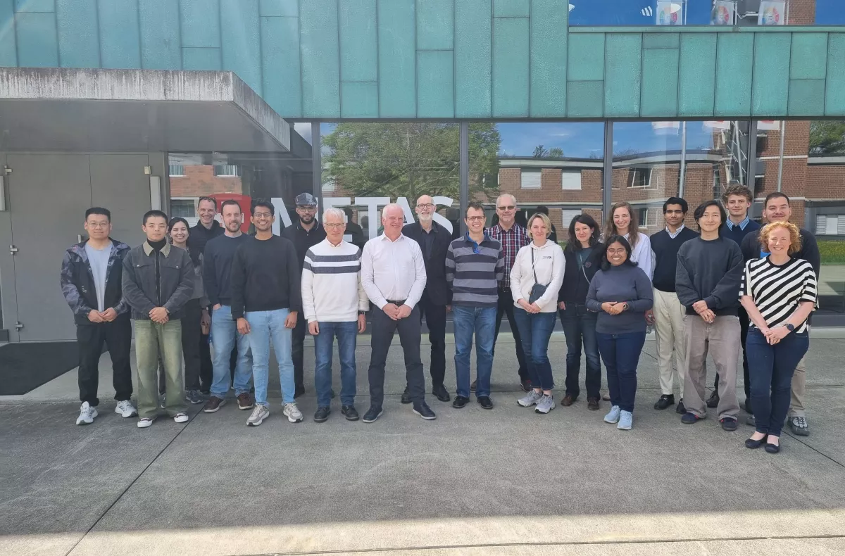 Group of people standing outside the METAS building