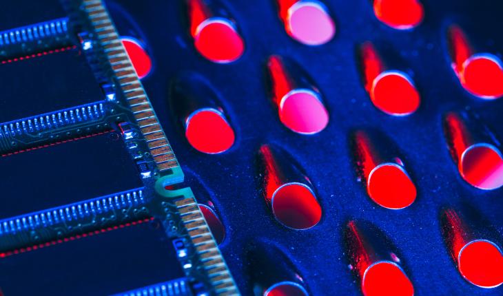 By systematically testing 40 devices, researchers from the ETH Computer Security Group and partners discovered a serious hardware vulnerability affecting mobile phones, PCs and laptops. (Image: Adobe Stock)