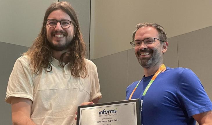 Wouter accepts the award